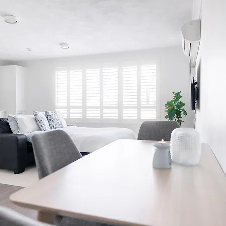 Freshly Renovated Modern Waterfront 1 Bedroom Unit Gold Coast Exterior photo