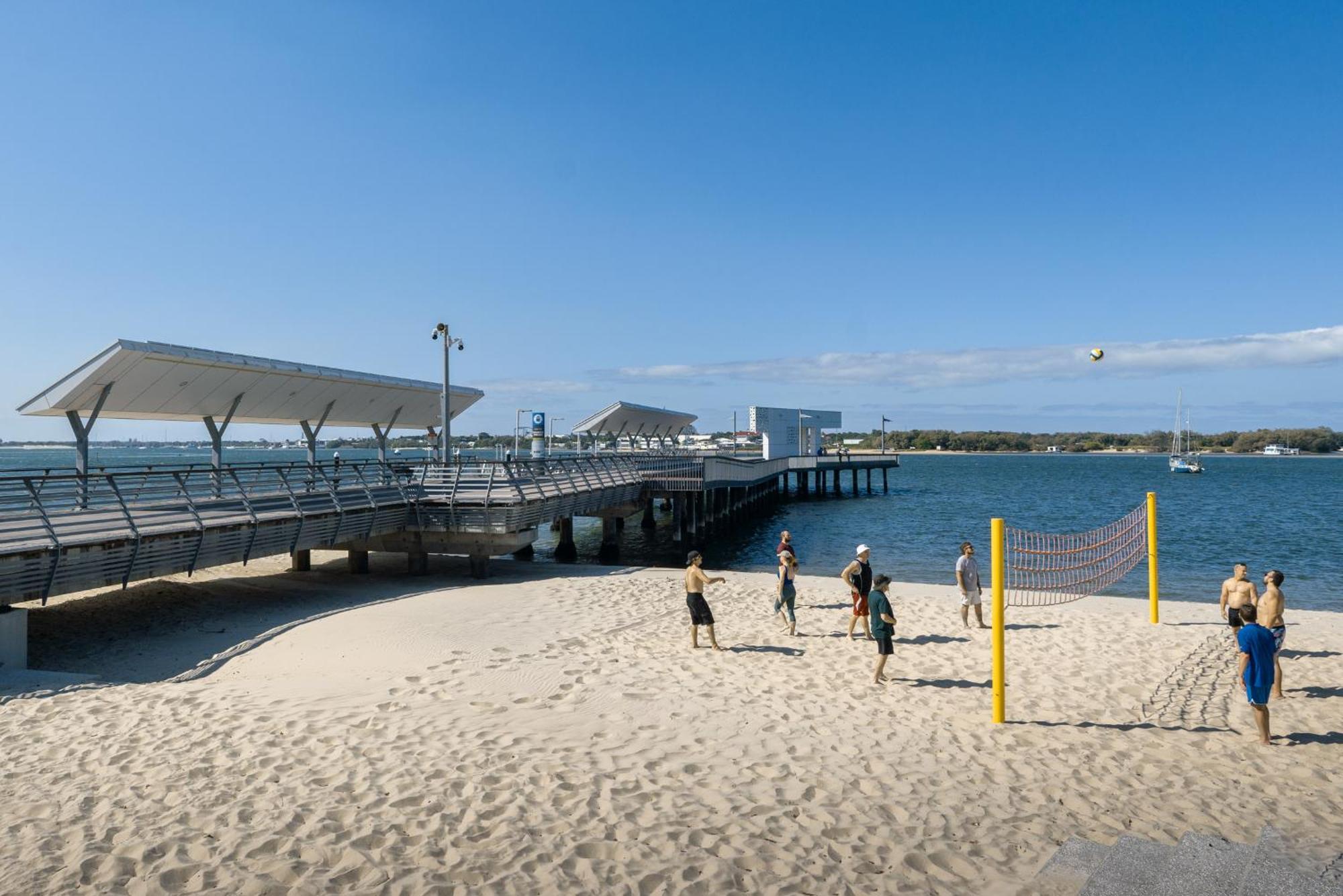 Freshly Renovated Modern Waterfront 1 Bedroom Unit Apartment Gold Coast