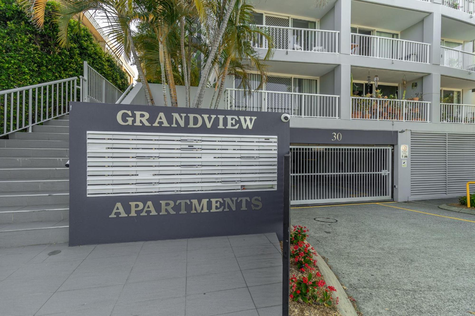 Freshly Renovated Modern Waterfront 1 Bedroom Unit Apartment Gold Coast