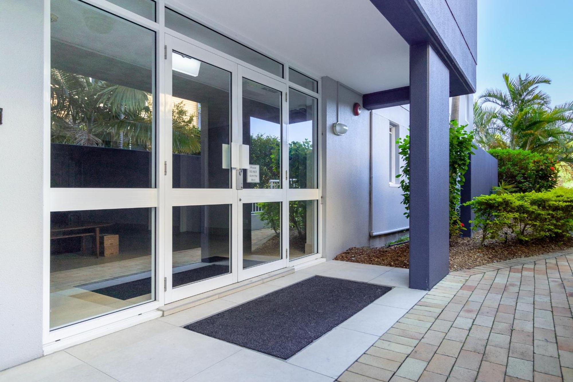 Freshly Renovated Modern Waterfront 1 Bedroom Unit *