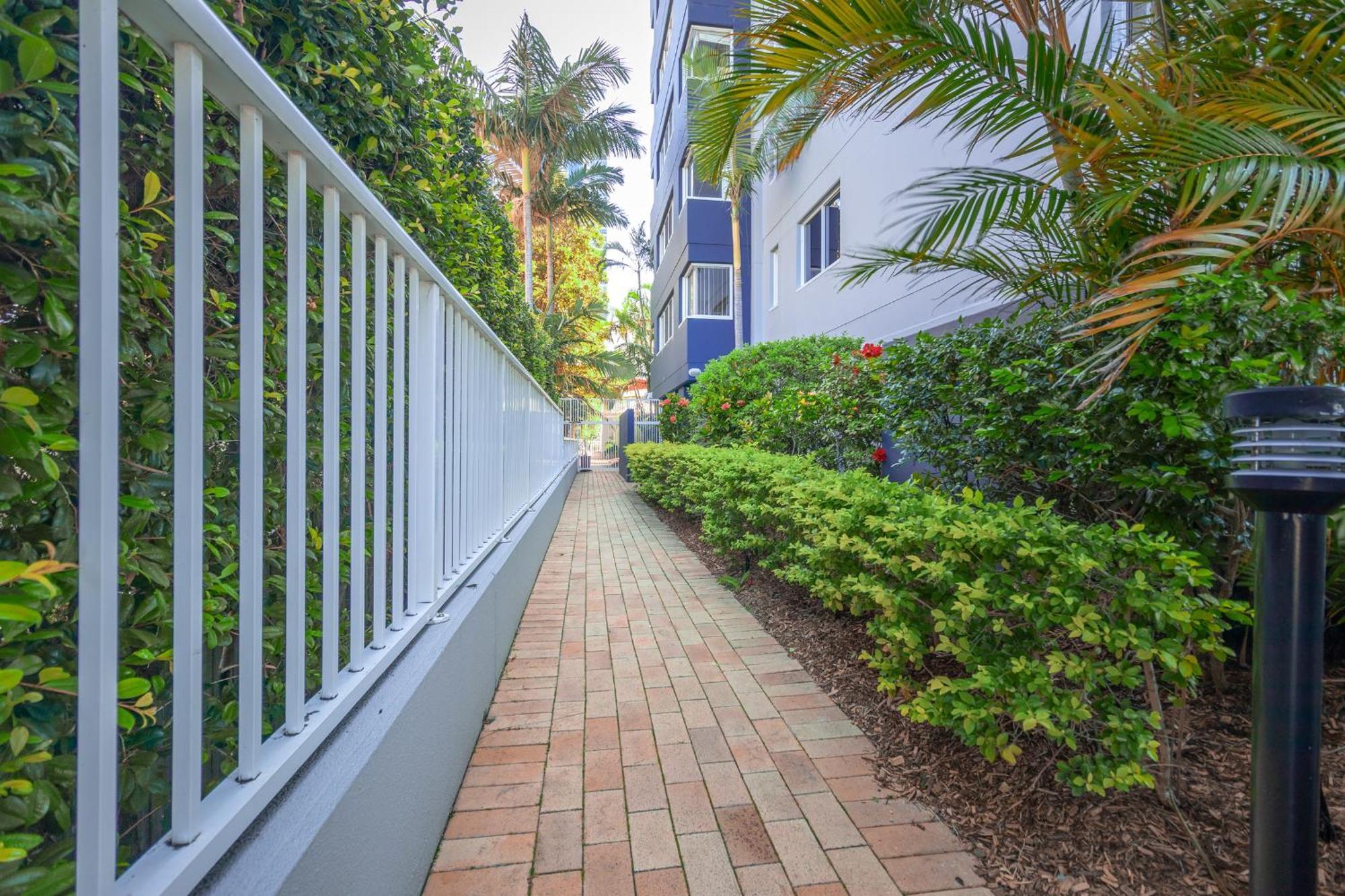 Freshly Renovated Modern Waterfront 1 Bedroom Unit Gold Coast