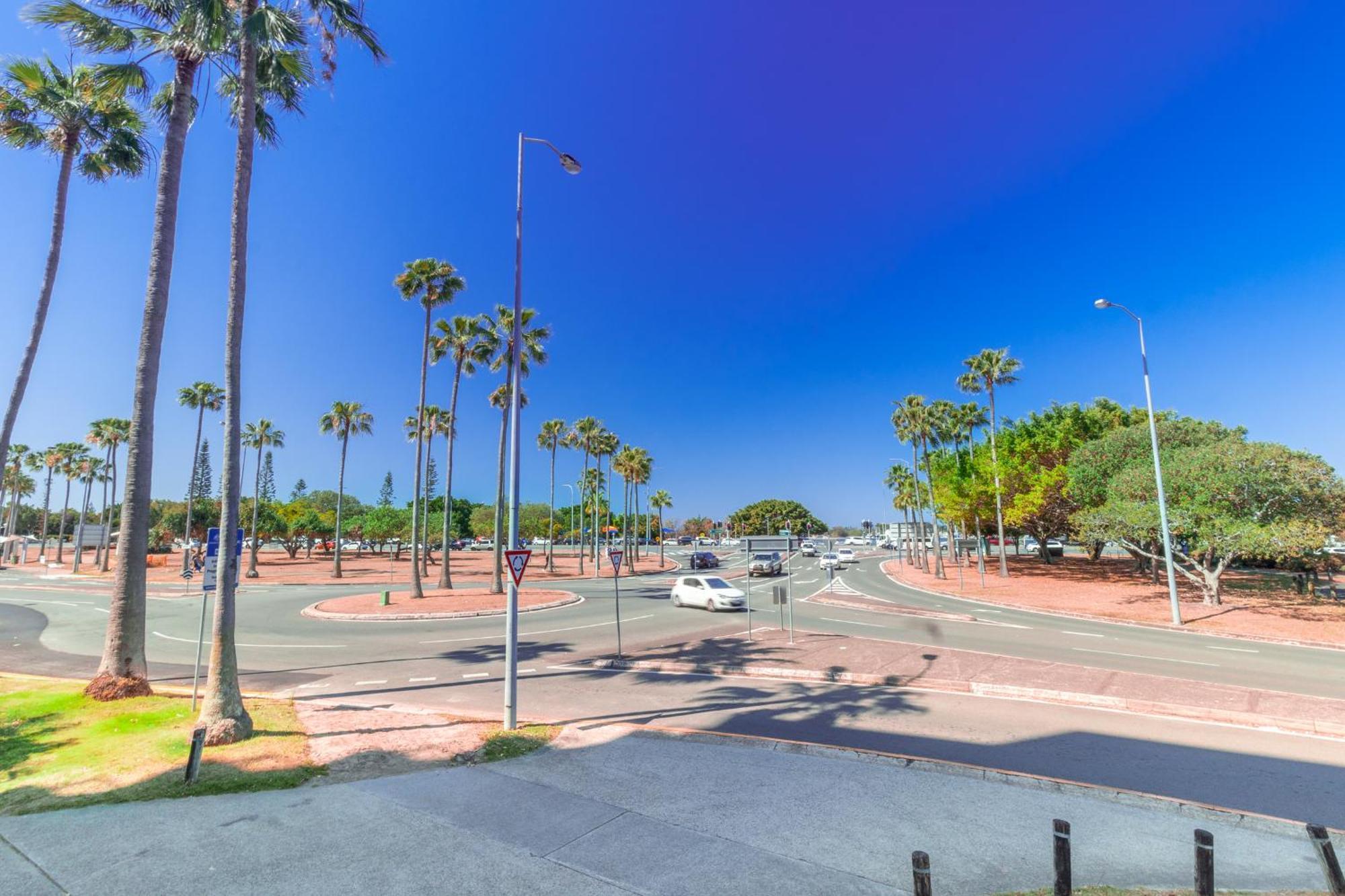 Freshly Renovated Modern Waterfront 1 Bedroom Unit * Gold Coast