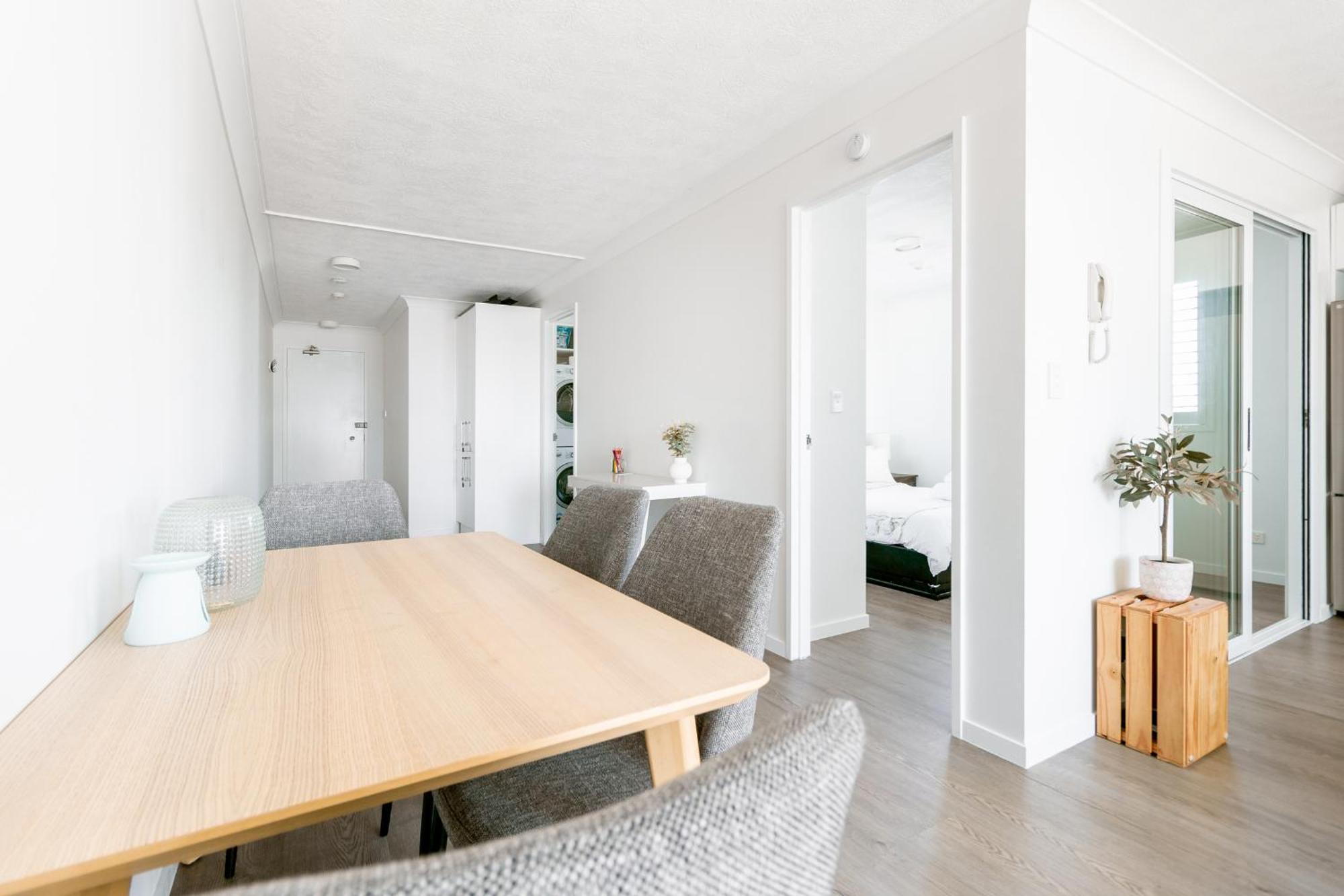 Freshly Renovated Modern Waterfront 1 Bedroom Unit Apartment Gold Coast