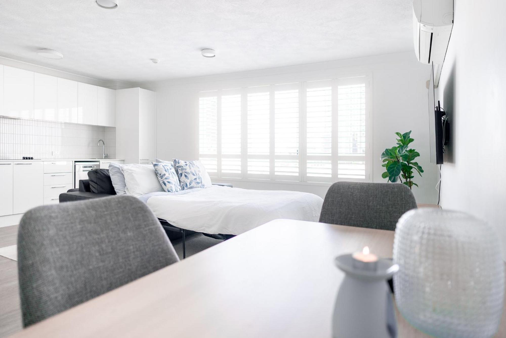Apartment Freshly Renovated Modern Waterfront 1 Bedroom Unit Gold Coast