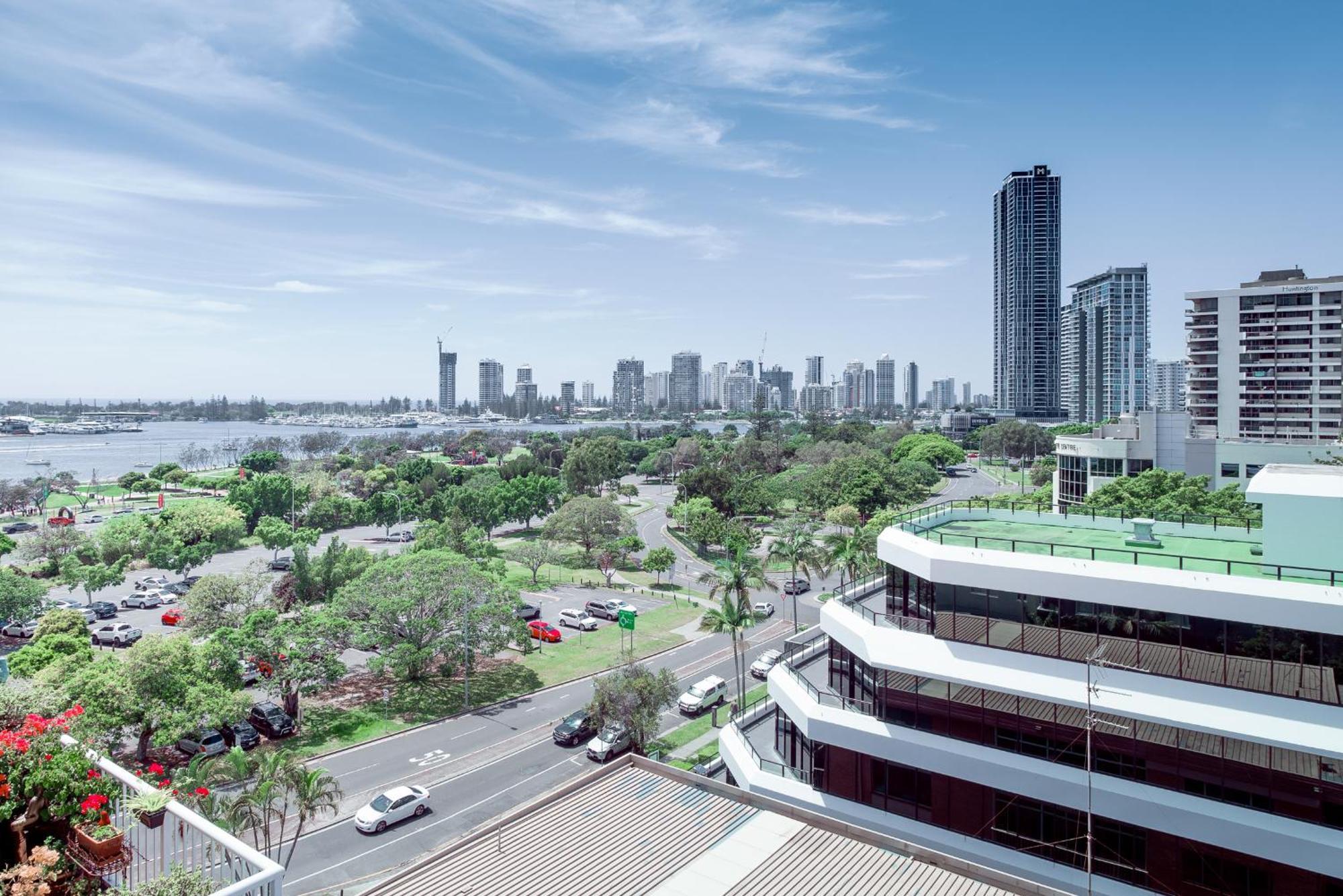 Freshly Renovated Modern Waterfront 1 Bedroom Unit Gold Coast