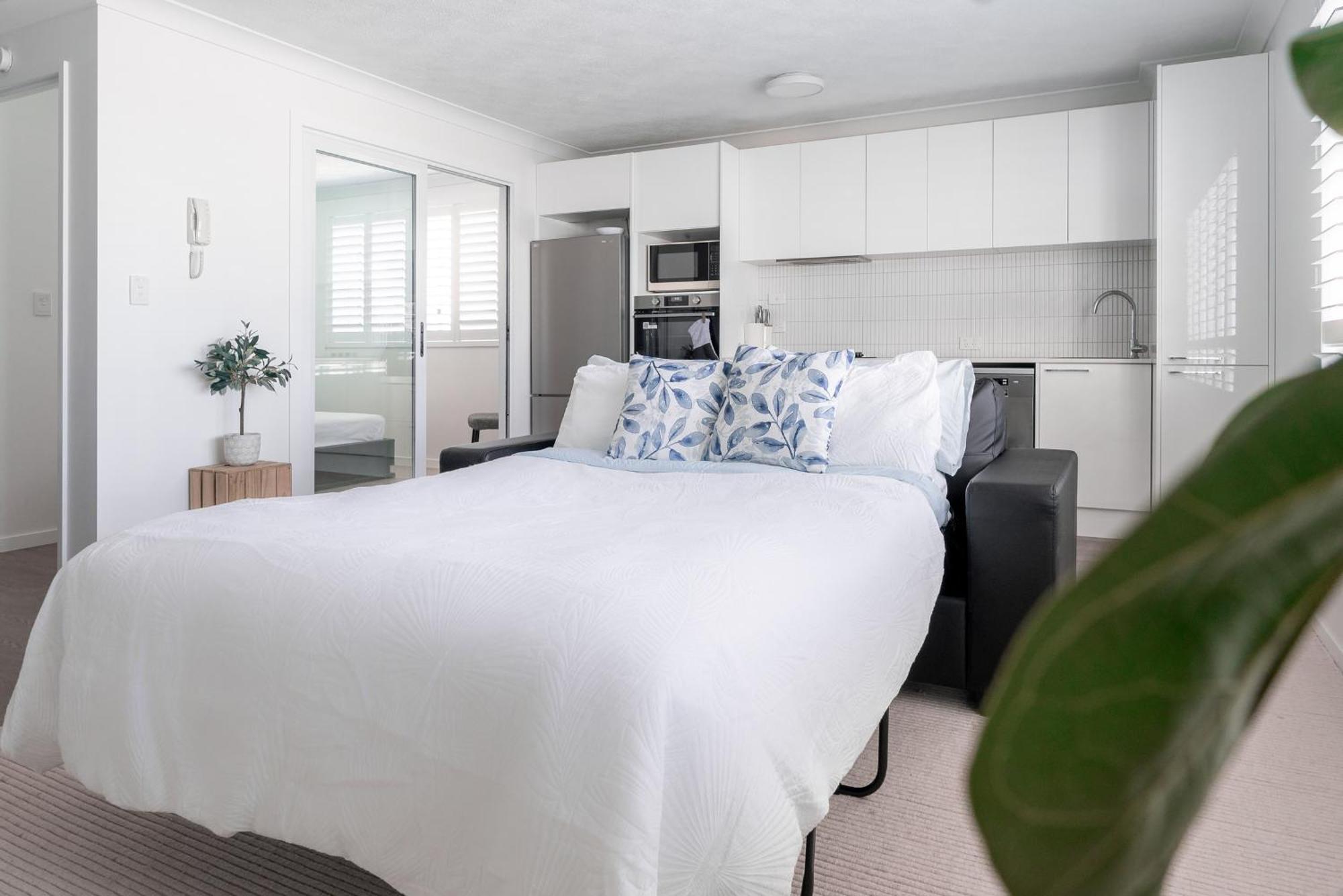 Freshly Renovated Modern Waterfront 1 Bedroom Unit * Gold Coast