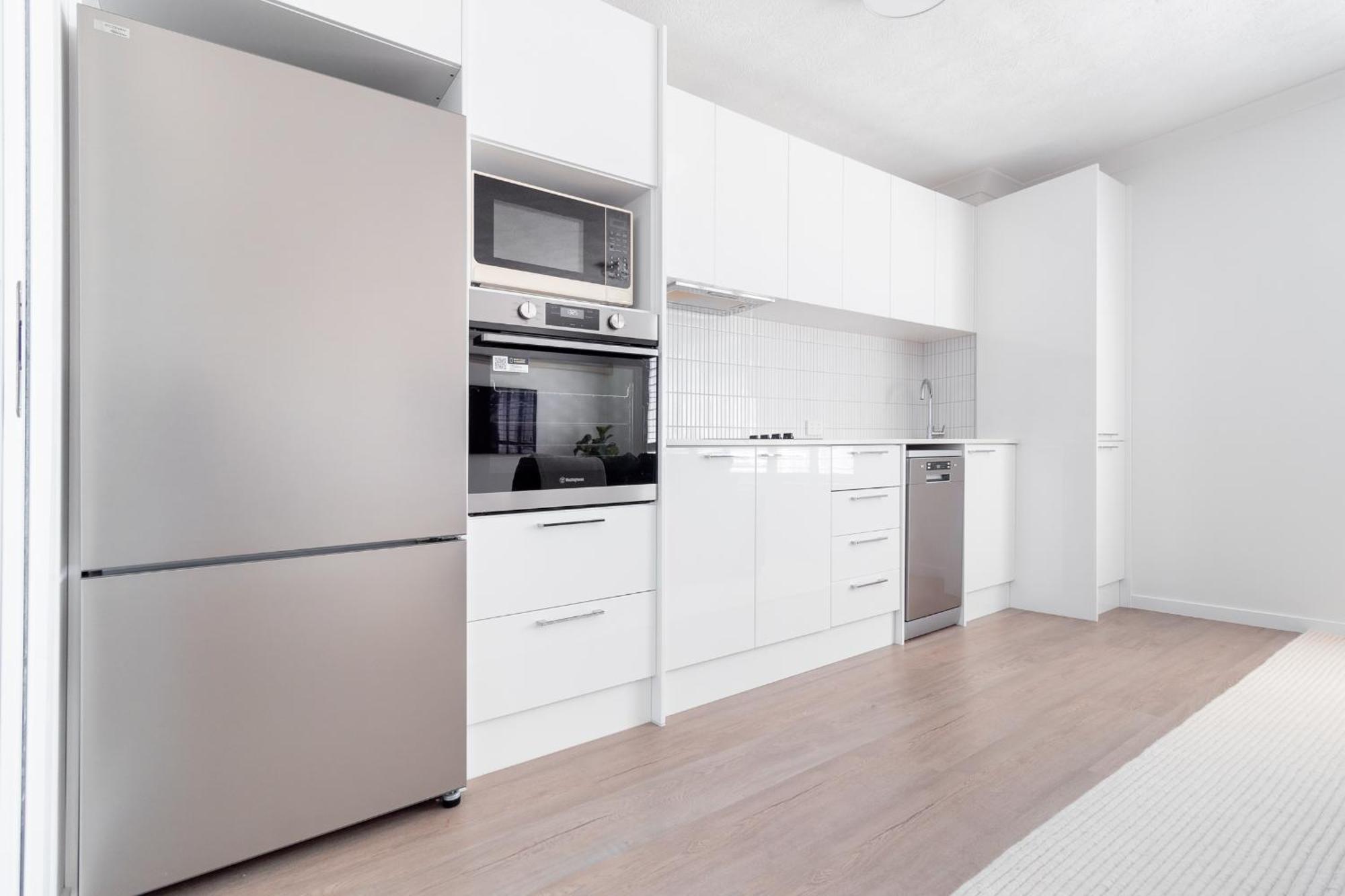 Freshly Renovated Modern Waterfront 1 Bedroom Unit Apartment *