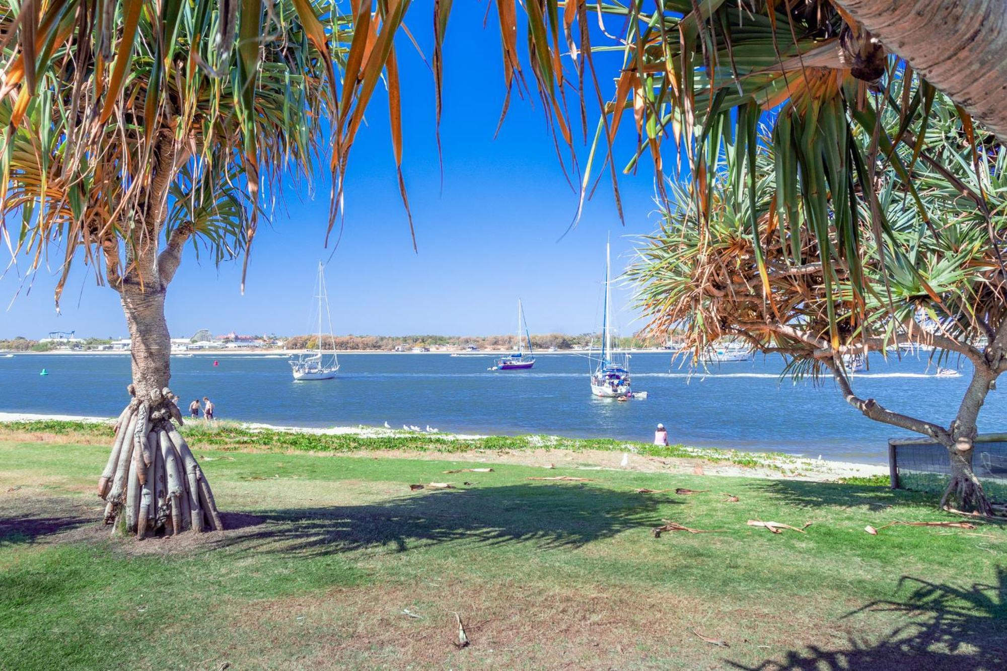 Freshly Renovated Modern Waterfront 1 Bedroom Unit Gold Coast