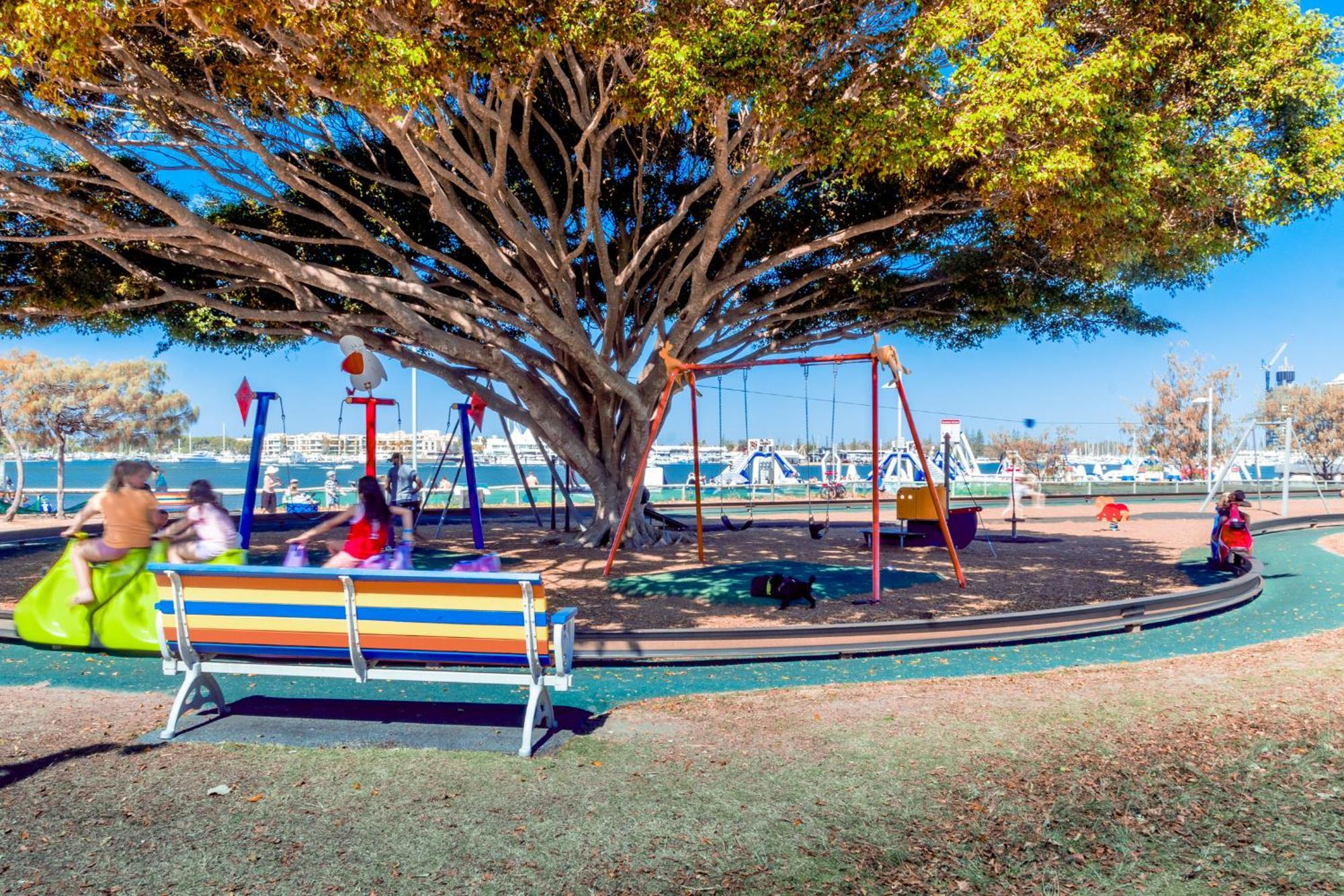 Freshly Renovated Modern Waterfront 1 Bedroom Unit * Gold Coast