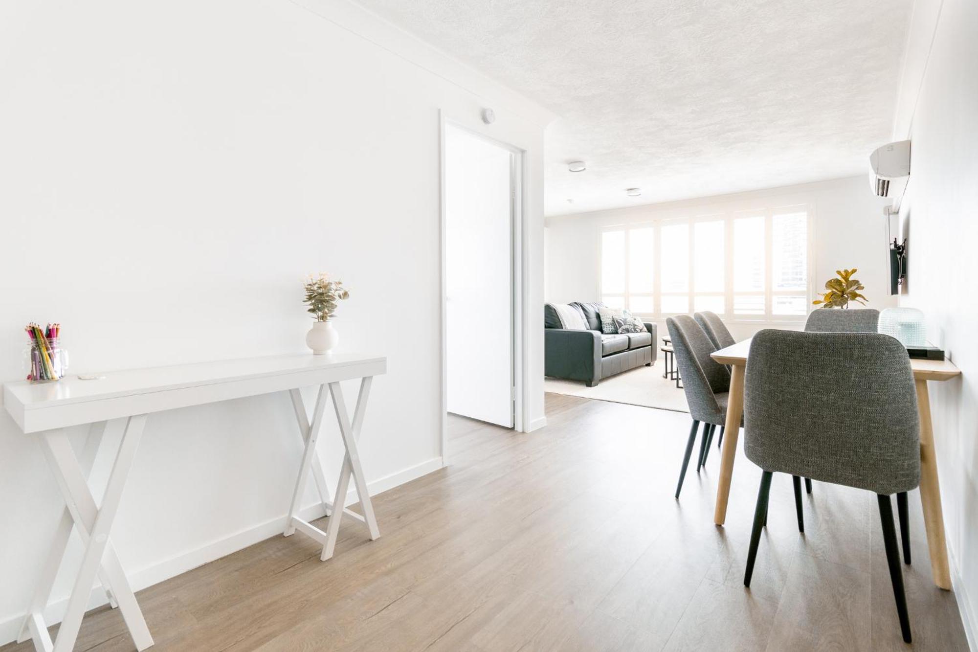 Freshly Renovated Modern Waterfront 1 Bedroom Unit Apartment *