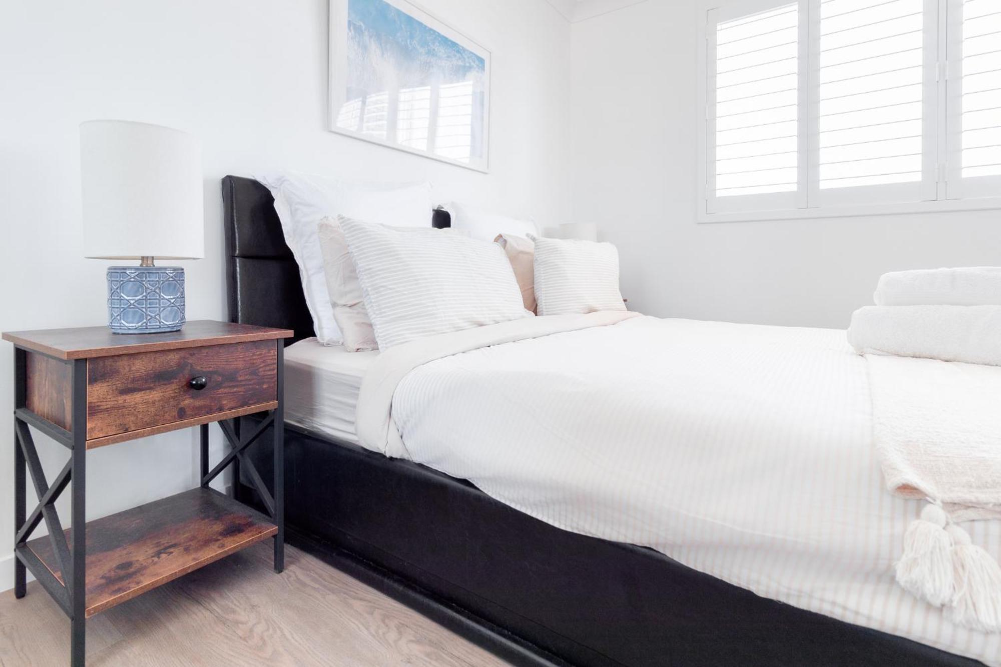 Freshly Renovated Modern Waterfront 1 Bedroom Unit Gold Coast