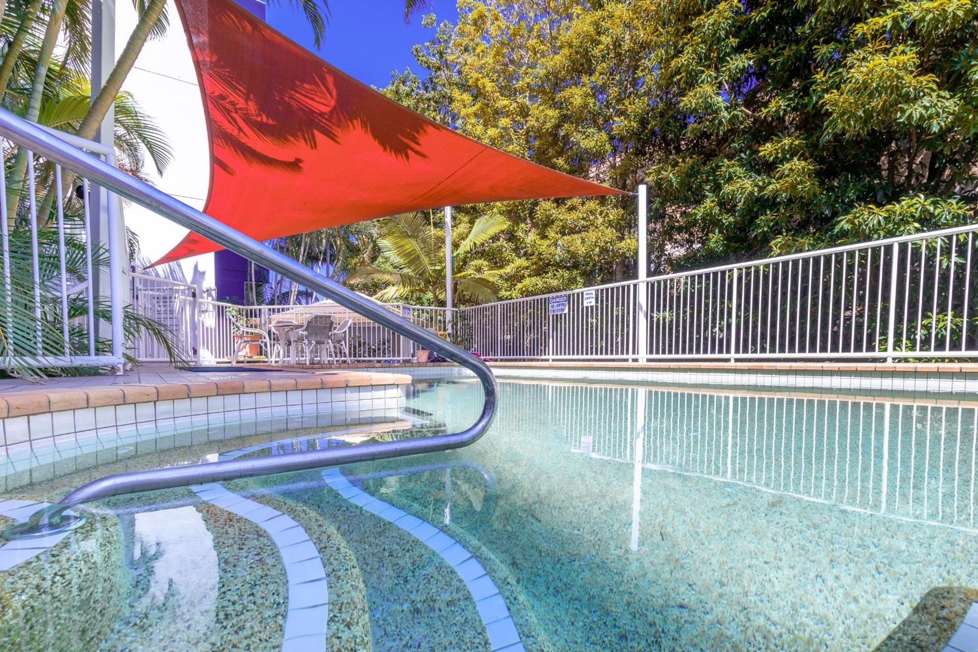 Apartment Freshly Renovated Modern Waterfront 1 Bedroom Unit Gold Coast