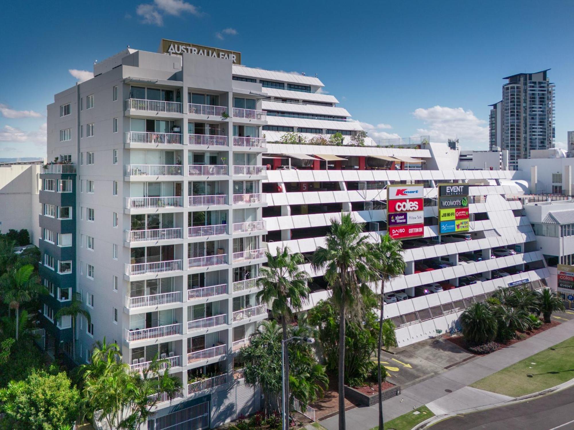 Freshly Renovated Modern Waterfront 1 Bedroom Unit Gold Coast