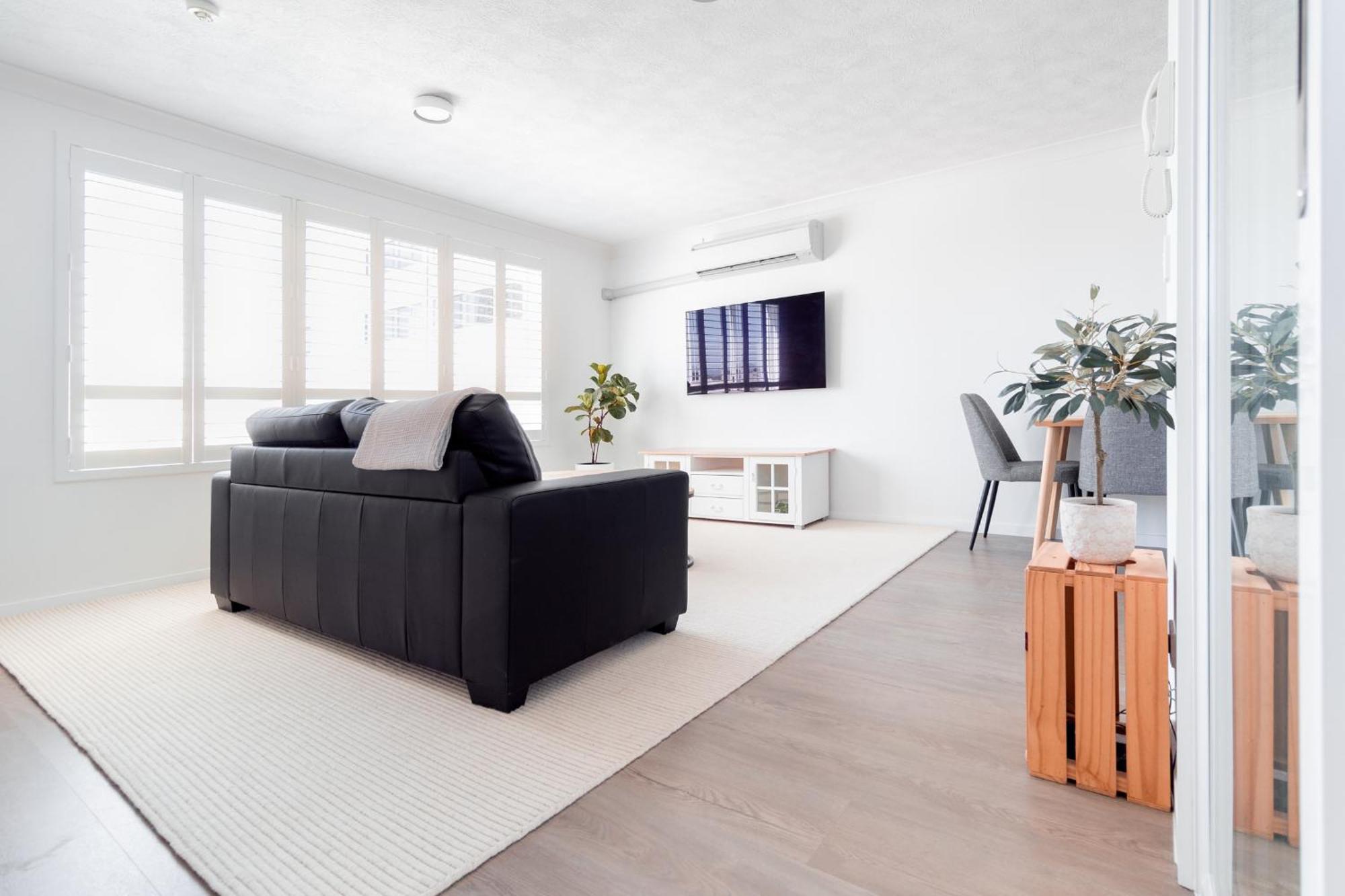 Freshly Renovated Modern Waterfront 1 Bedroom Unit * Gold Coast