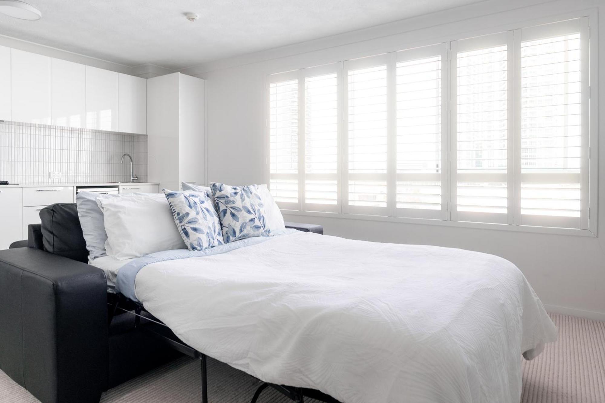 Apartment Freshly Renovated Modern Waterfront 1 Bedroom Unit