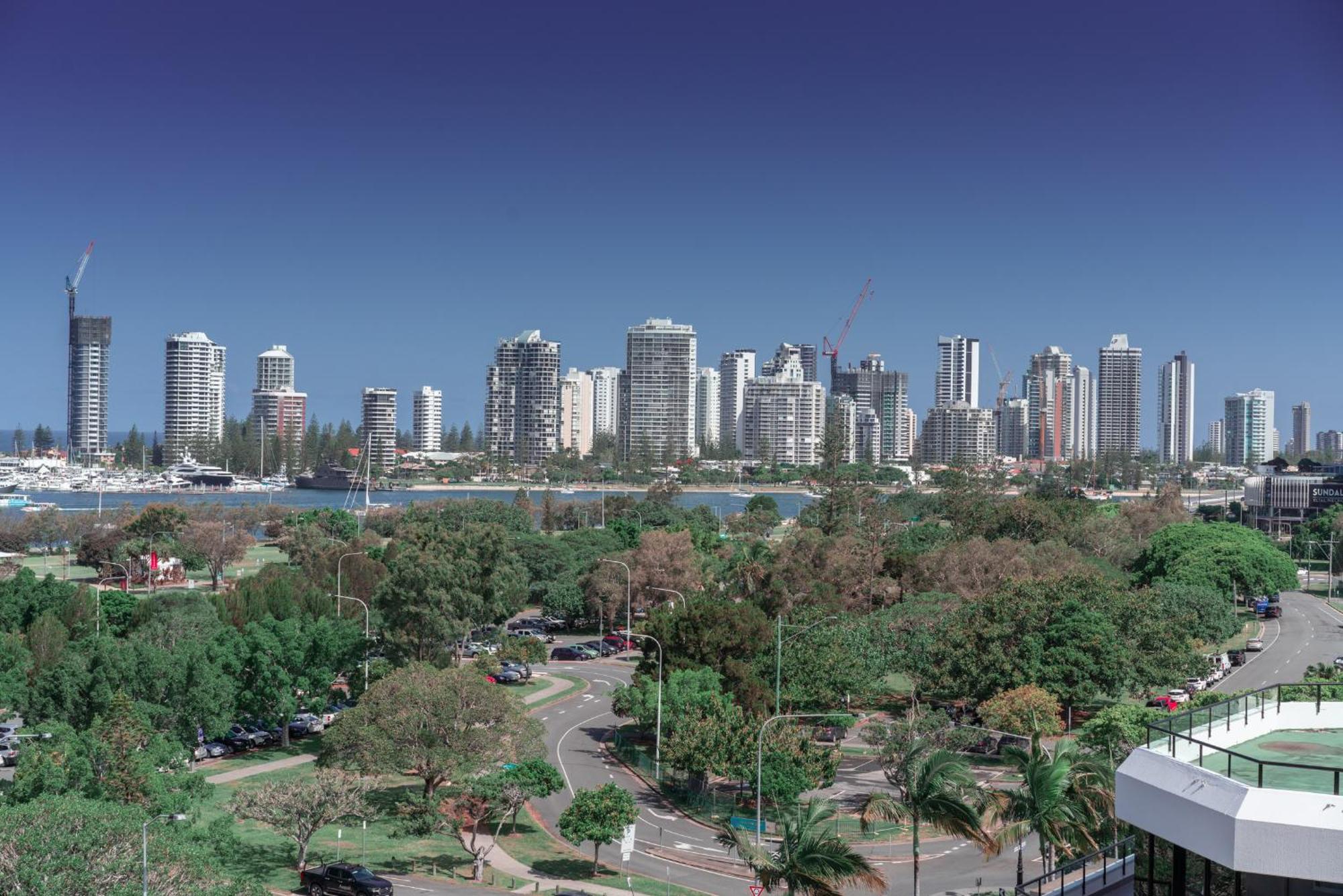 Freshly Renovated Modern Waterfront 1 Bedroom Unit Apartment Gold Coast