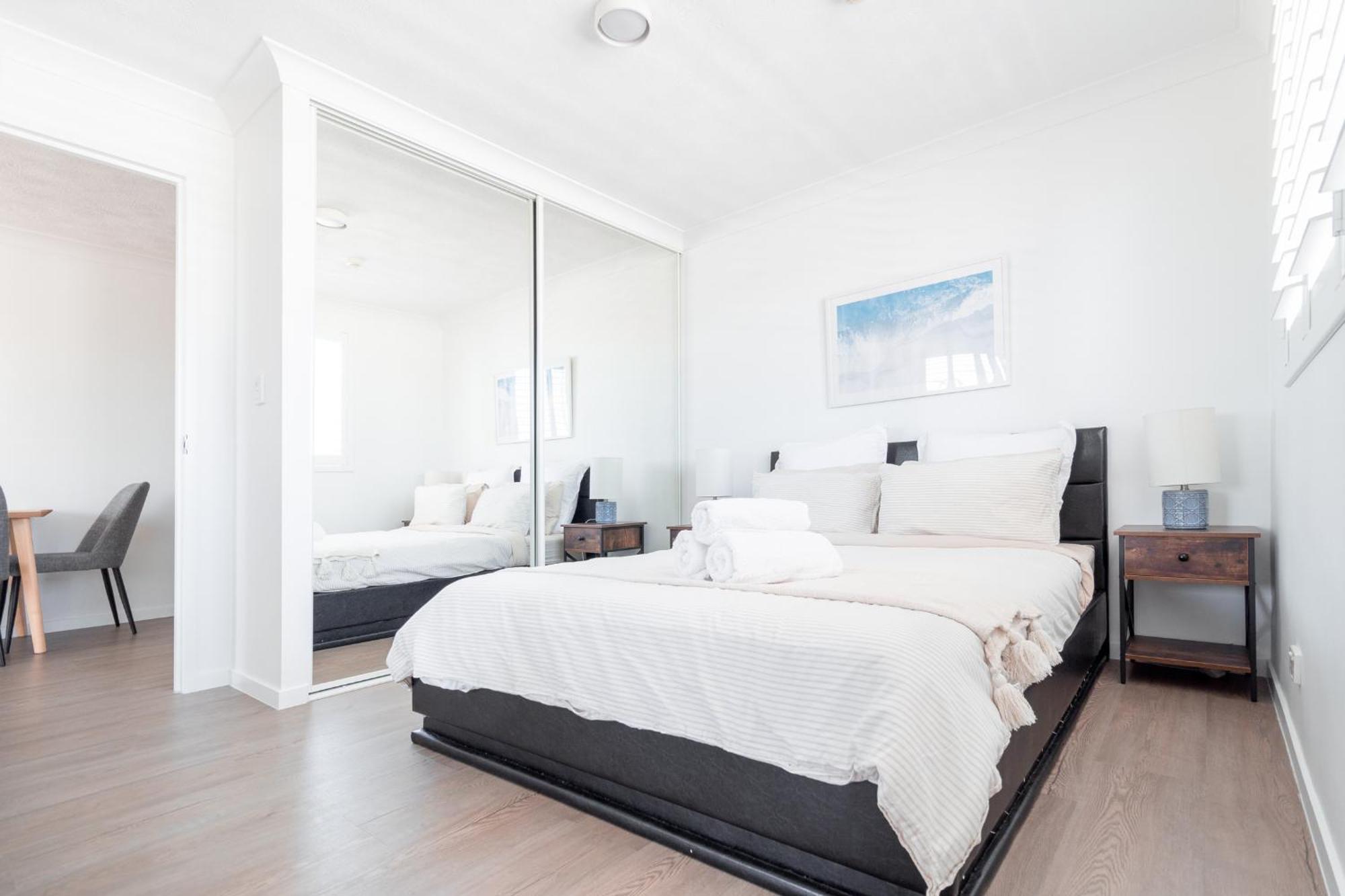 Freshly Renovated Modern Waterfront 1 Bedroom Unit Gold Coast