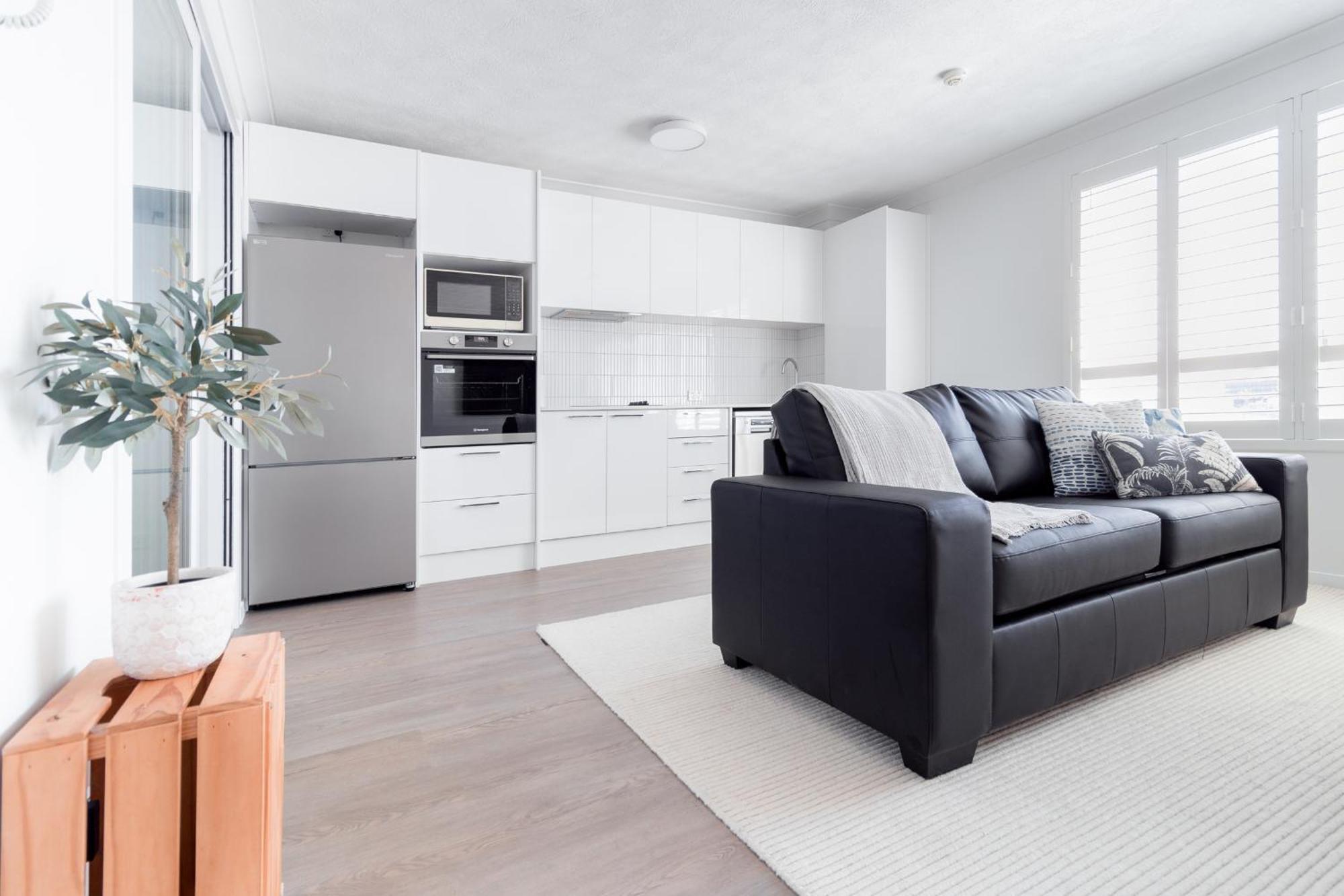 Freshly Renovated Modern Waterfront 1 Bedroom Unit