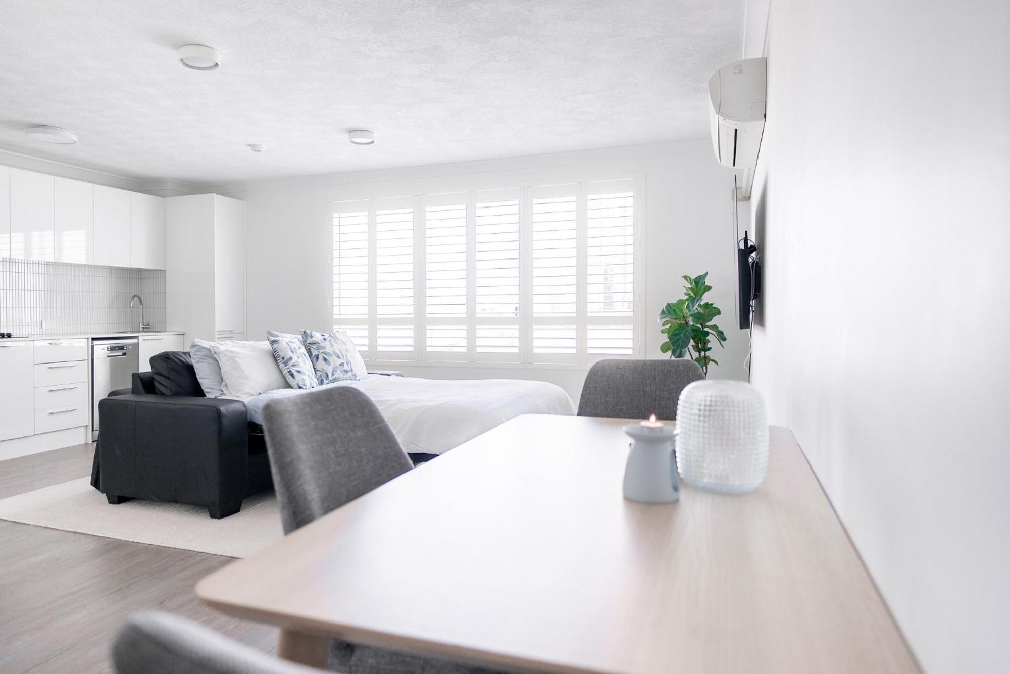 Freshly Renovated Modern Waterfront 1 Bedroom Unit Apartment