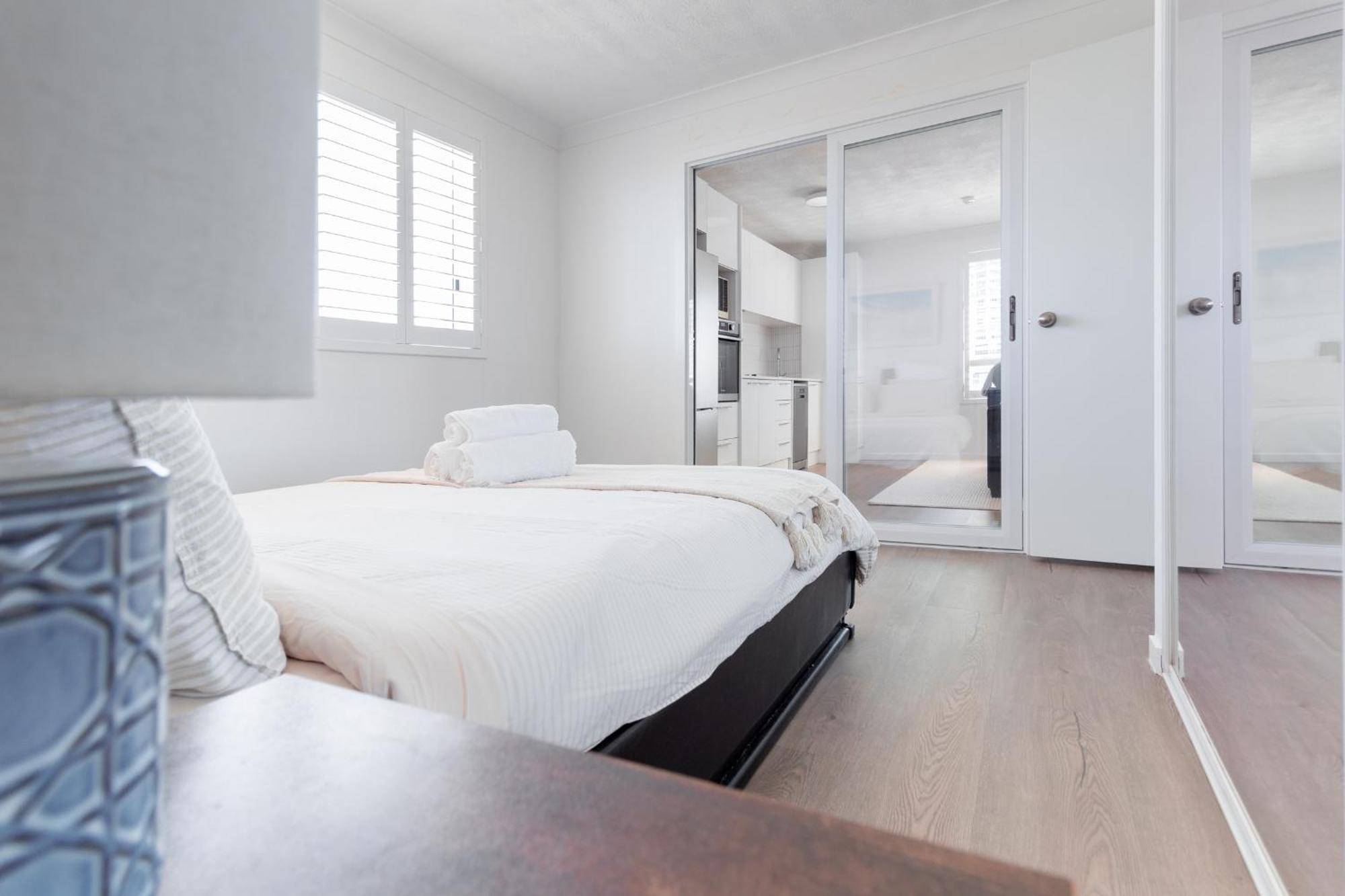 Apartment Freshly Renovated Modern Waterfront 1 Bedroom Unit *