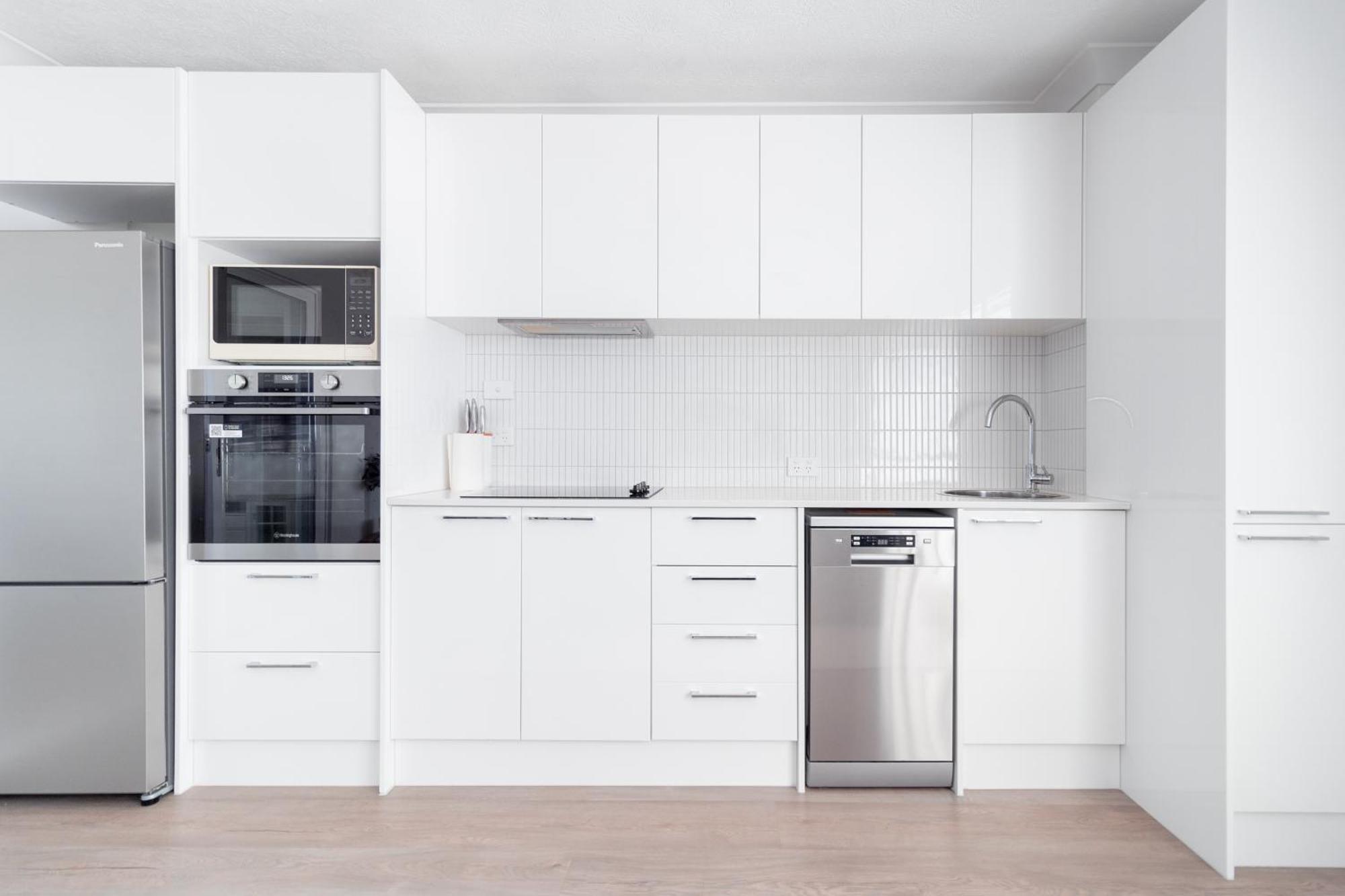 Freshly Renovated Modern Waterfront 1 Bedroom Unit Apartment