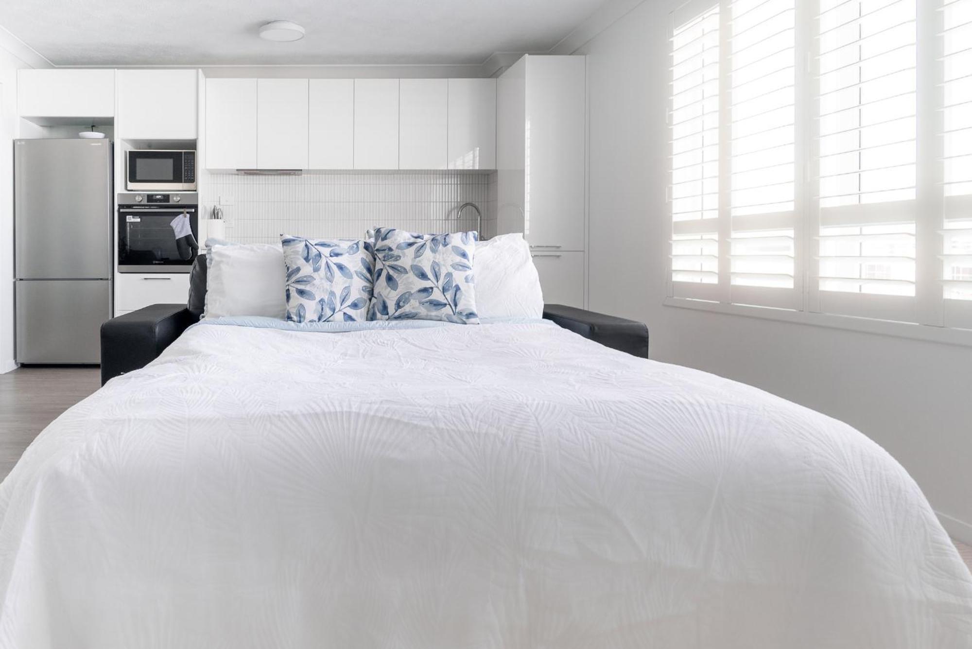Freshly Renovated Modern Waterfront 1 Bedroom Unit