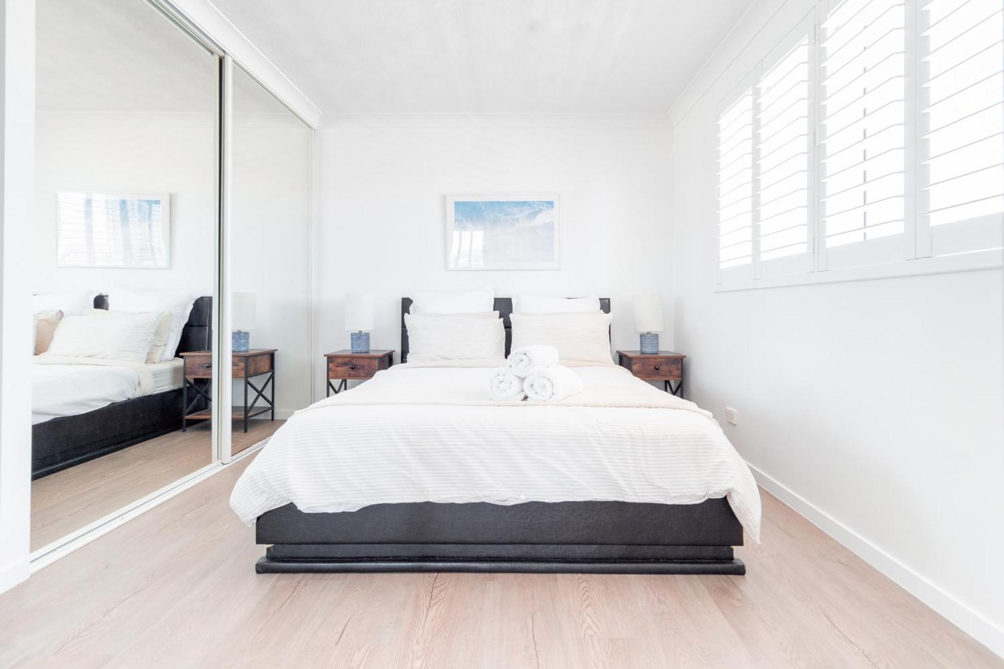 Freshly Renovated Modern Waterfront 1 Bedroom Unit * Gold Coast