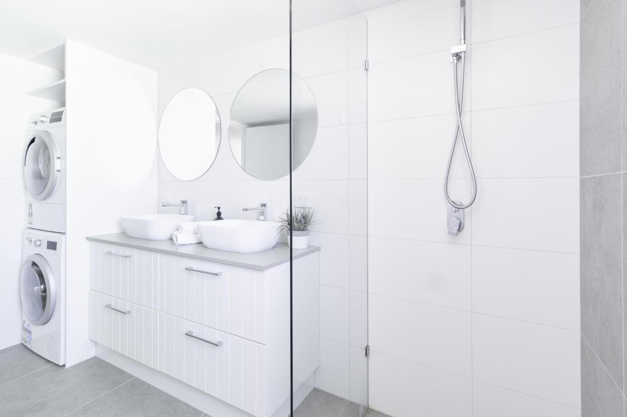 Freshly Renovated Modern Waterfront 1 Bedroom Unit Apartment *